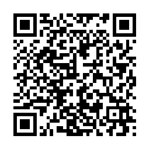 看着这名上尉军官一只手就把旁边的一架重型机弩拿起二维码生成