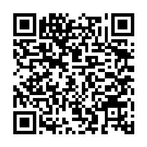 看见巴克穿着一件深蓝色t恤和一条宽松的牛仔裤二维码生成