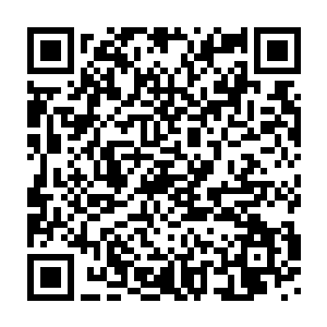 看见邵启明一脸愤怒的却又一脸血迹的站在自己的车旁边跟巡警嚷嚷二维码生成