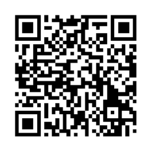 看见陆为民和龙子腾从湖畔小径走过来二维码生成