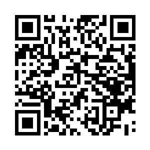 看阮软斜着身子和他在车子后备箱边聊天二维码生成