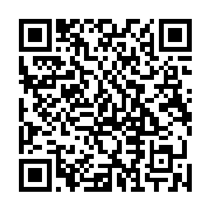 眨巴了下华眸很费解地低眸看着在他嘴上胡作非为的女人二维码生成