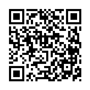 眨眼望向怀中活似小动物一般可爱的女人二维码生成