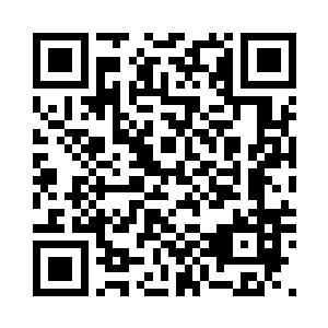 眨着大眼睛看了一眼旁边的两个男人二维码生成