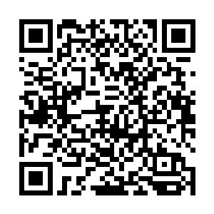 眯着眼睛一脸不善地看着台上抱在一起的林烽和秦嫣然二维码生成