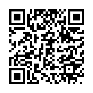 眯着眼睛在飘袅的烟子里打量了安然一下二维码生成