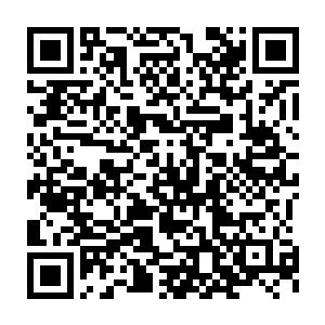 眼前一个亮瞎眼的小人站在那――居然是一个只穿着一个小裤头的侏儒二维码生成