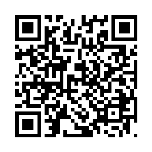 眼前这个脸上带着微笑的家伙就是个演员二维码生成