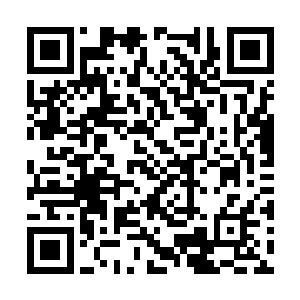 眼珠子朝着不远处的一个极品少妇的身上瞅了过去二维码生成