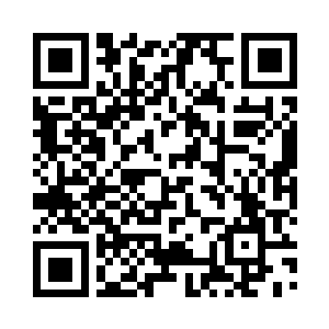 眼看一只赤脚伸下来踩住了床角的铁梯二维码生成