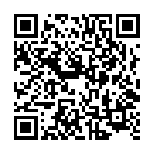 眼看着旁边那个低垂着头上依旧带着黑色长袍的女孩儿二维码生成