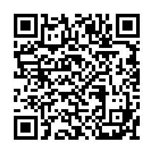 眼看镶嵌在山壁上的寺庙在台阶尽头一点点浮现二维码生成