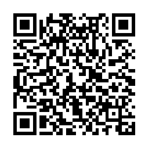 眼睛像狼一样带着某种冷酷色彩的三十多岁的男人二维码生成