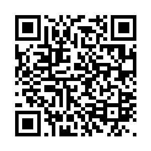 眼睛却一眨不眨地望着大门外的他们二维码生成