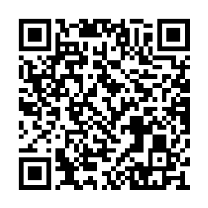 眼睛有些虚渺看向挂在对面墙上的一张黑白照片二维码生成