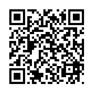 眼睛直勾勾地望着梁艳和舒敏的胸前二维码生成