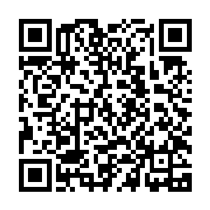 眼睛看到房间的屋顶从上往下掉下了大大小小形状各异的石头二维码生成