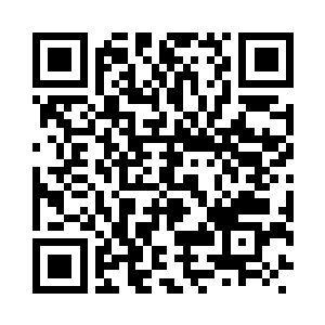 眼神凝重的看着论天台上双手上扬的少年二维码生成