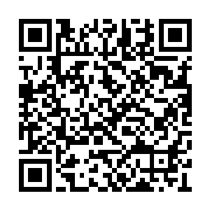 眼神惊呆地看着这一个原先被自己嘲讽的青年人二维码生成