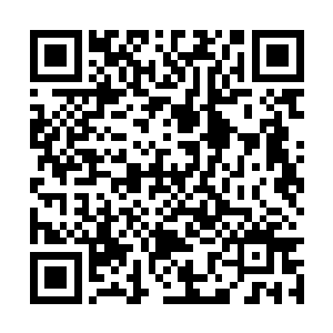 眼神惊恐地看着一言不吭却拼命挥动着巴掌的男人二维码生成
