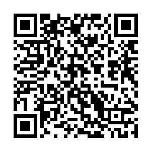 眼见这队不下三四百人的骑兵行列中走出三个布衣来二维码生成