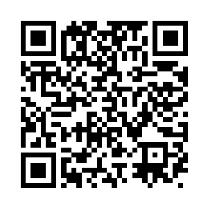 眼里几分彷徨和憎恨地看着眼前居高临下二维码生成