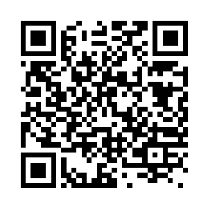 眼镜下湿润的双目泛着出神的伤痛二维码生成