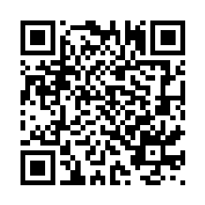 眼镜男看到走进来的一群黑衣男人二维码生成