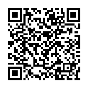 睁着透着恐惧的双眼望着一列列士兵从眼前走过二维码生成