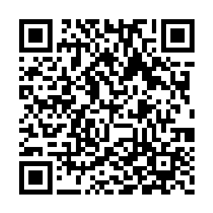 睡不着觉的考生家长直挺挺的望着窗外和天花板二维码生成