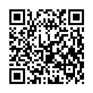 睡眼朦胧地看着站在自己面前的两个人二维码生成