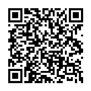 石中天正在给一个手部冻疮严重的中年女人上药二维码生成