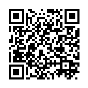 石国虎和石新桥扶着王广琴坐到桌子前二维码生成