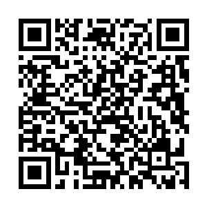 破旧的摩托车几乎在马路上嘎吱一声急刹来了个原地转弯二维码生成