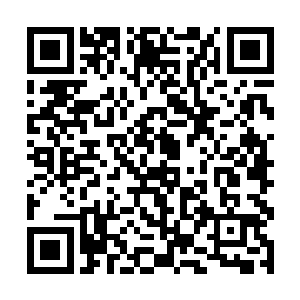 碧海站在门口望着天空中正变得越来越浓的五彩祥云二维码生成