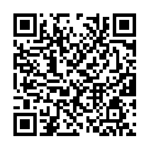 磕了药的两个人坐在沙滩上勾肩搭背的哈哈哈大笑二维码生成