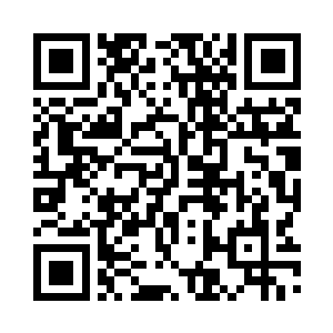 祝梅很调皮地对着侯卫东晃动着手机二维码生成