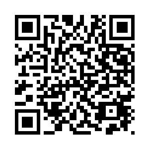 神态认真的将她每一张奖状都看完二维码生成