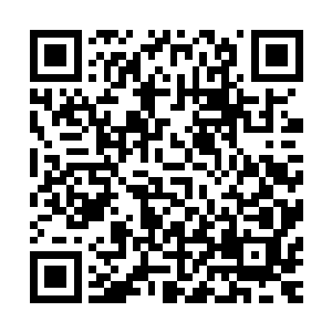 神情很是恐惧地看着奶奶张牙舞爪地在那里数落自己母亲……二维码生成