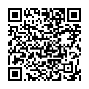 神色略微有些慌张的在沈佳佳的耳畔低语了几句二维码生成