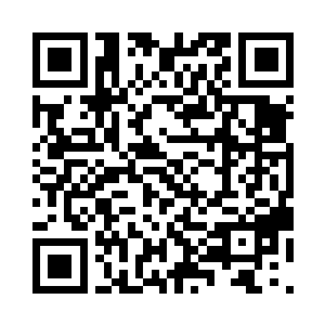 福管家俯身将他身后的沙发收进空间钮二维码生成