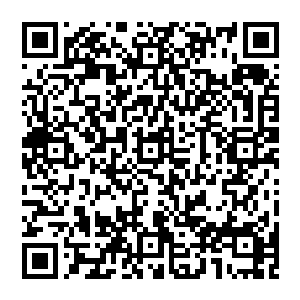 离着贝海不远的地方有一架直升机正在盘旋硕大的灯柱照在了前面的草地上形成了一道刺眼的光斑二维码生成