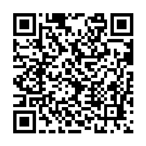 秘社的卖家努力在说服着这个有些挑剔的亚裔买家二维码生成