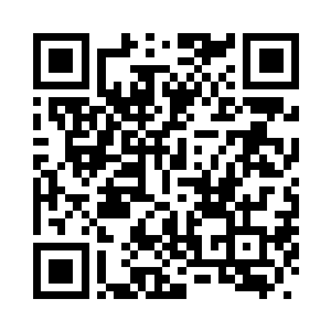 秦依雪的手中同样也拿着一张传单二维码生成