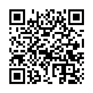 秦夫人拿着一张最新做出来的纸张二维码生成