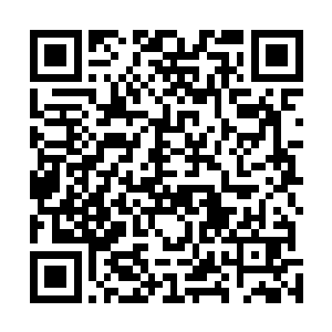 秦宇一眼就认出这被劫持的女孩正是让他有熟悉感的那位二维码生成