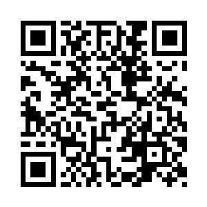 秦宇的目光落在了这一行人中间的那位二维码生成