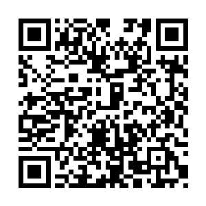 秦洛能够听到话筒里面传来风声和女人高跟鞋子二维码生成