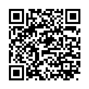 秦铮带着蒙着面纱的孱弱女子从远处缓缓走来二维码生成