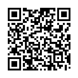 穆扬灵和齐浩然一起帮着往上刷调料和转动二维码生成